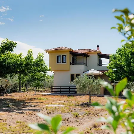 Semesterbostad Karavos Grove *